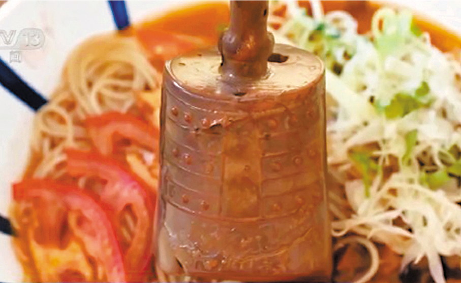 ●湖北省博物館的編鐘牛肉麵，其中滷蛋經模具壓製，呈現出文物的造型。 視頻截圖