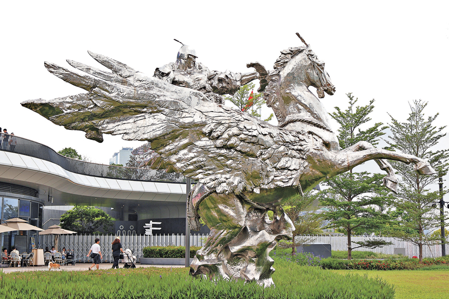 ●《壯志凌雲》矗立在體育園的星海園內。
