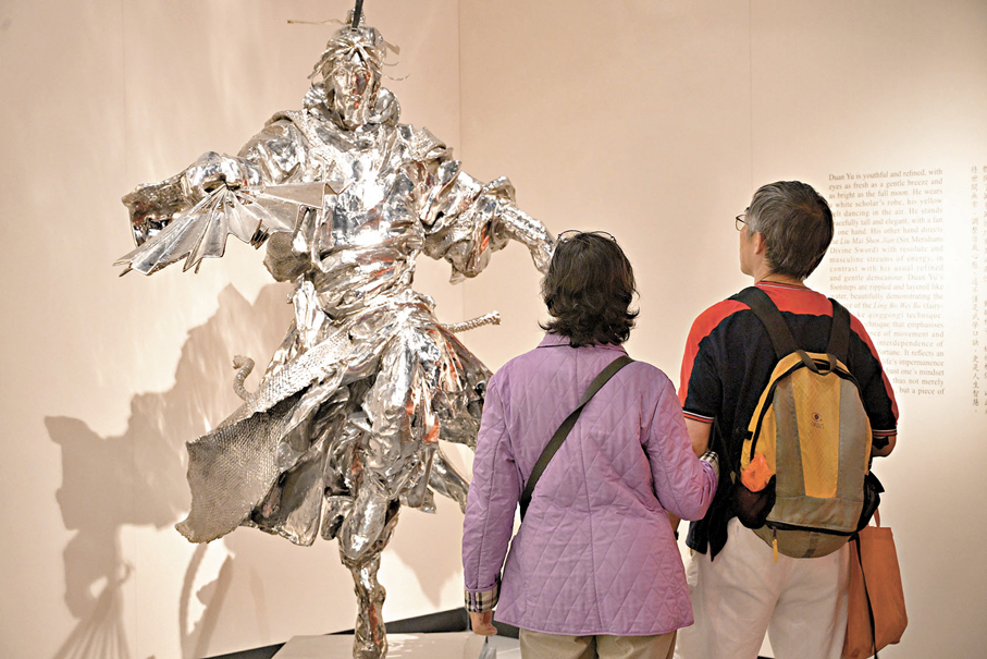●觀眾在「俠之大者—金庸百年誕辰紀念·任哲雕塑展」欣賞作品。 政府新聞處圖片