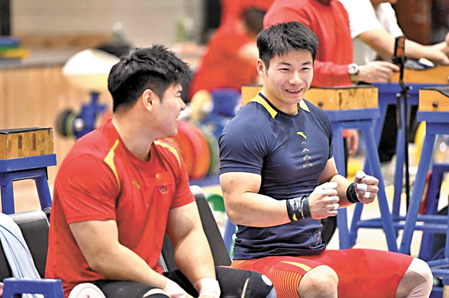 ●涂藝（右）、劉煥華在訓練間隙交流。  新華社