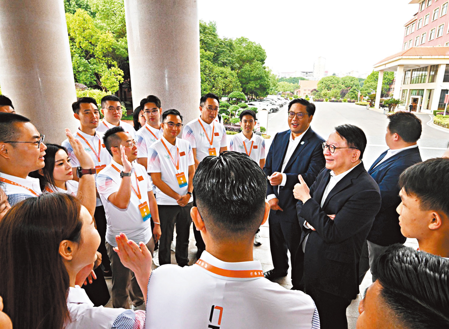 ●在梁宏正陪同下，陳國基在啟動儀式前與香港青年代表交流。