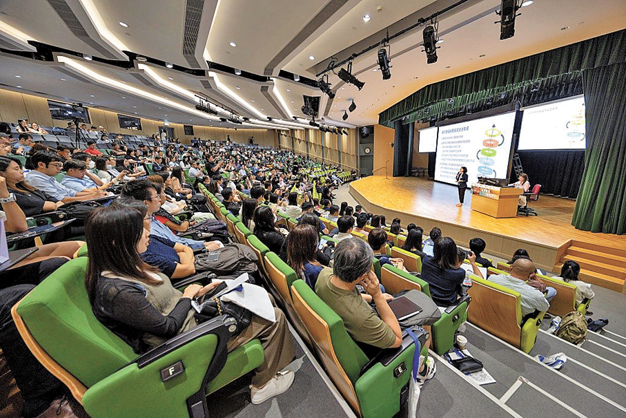 ●特區政府教育局、警務處和香港教育大學昨日合辦「未來護航、國安課堂」教師培訓活動。   蔡若蓮Fb圖片