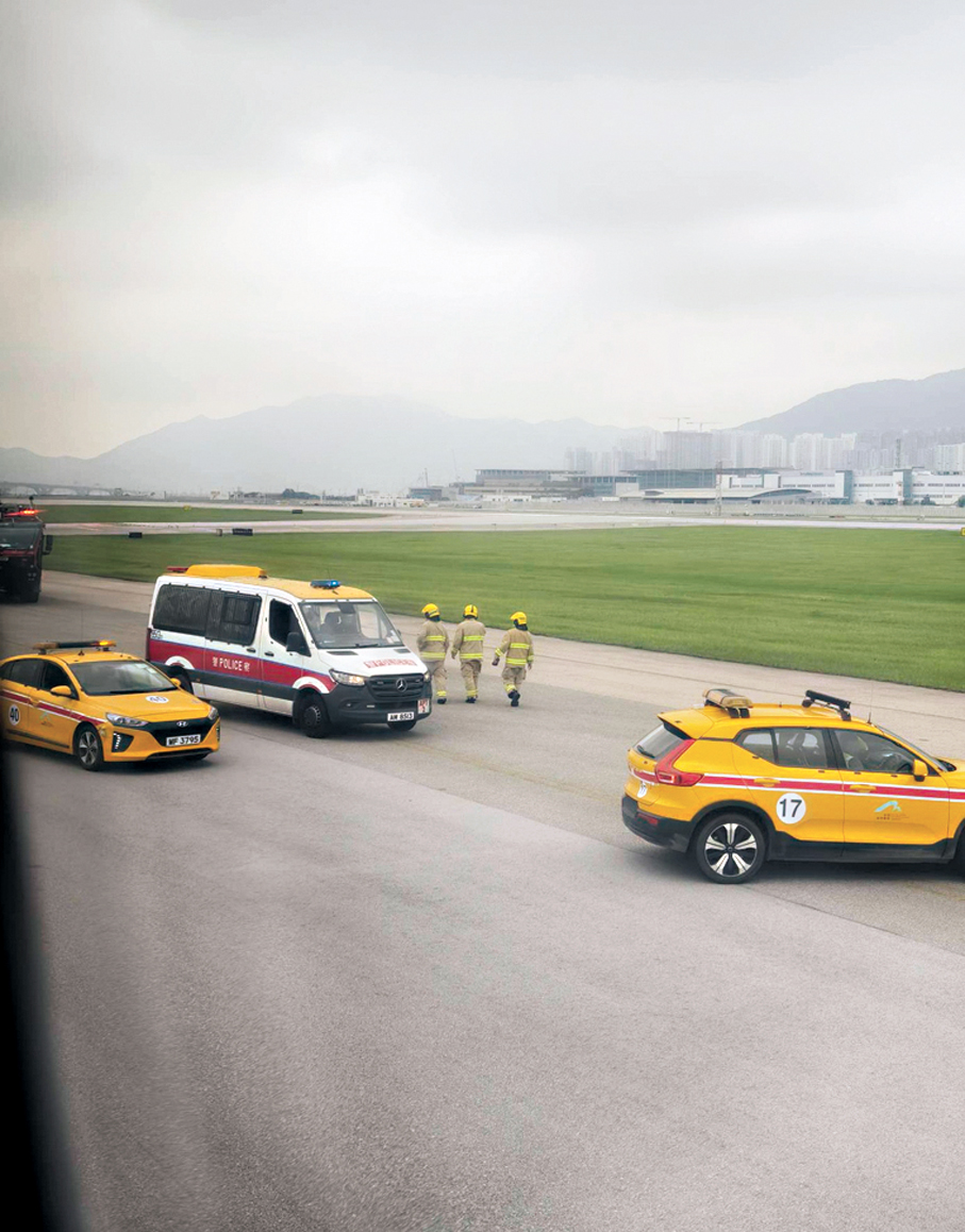 ●消防、警方及機場工程車在場戒備。 Fb圖片