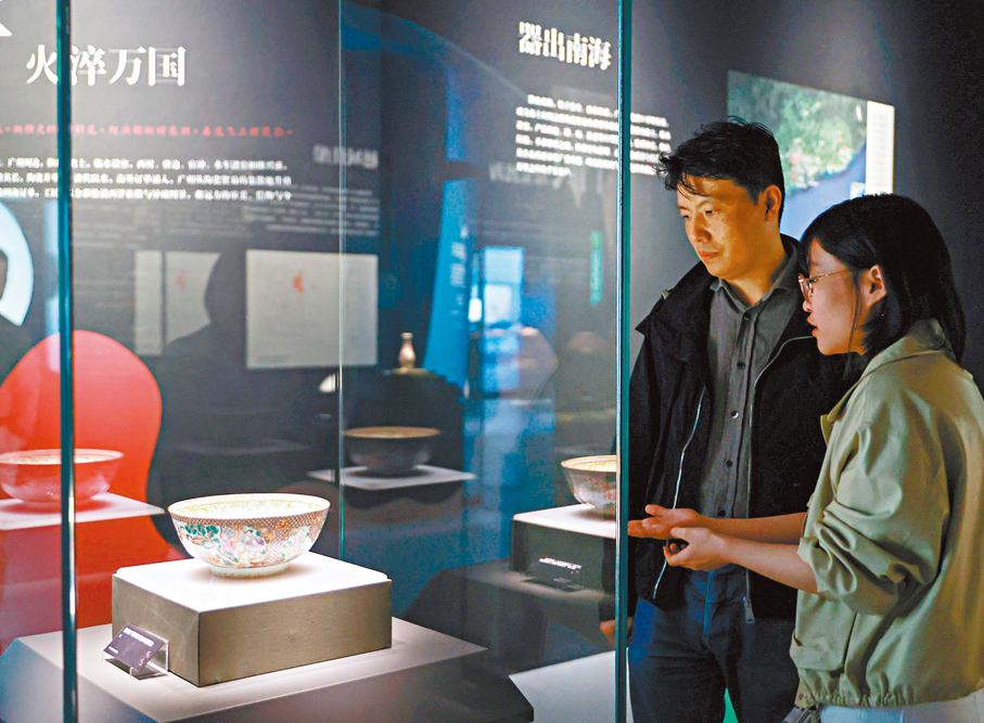 ●5月9日，觀眾在上海大學博物館參觀「百川匯海：海絲帆影下的文明互鑒」展覽。   新華社