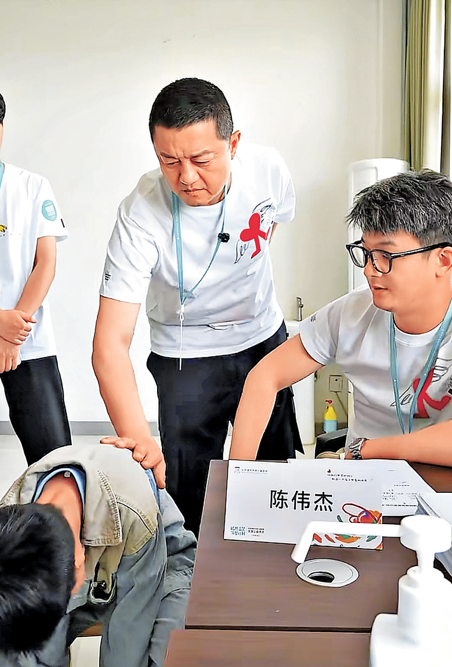●李亞鵬稱能多幫一個是一個。香港文匯報記者馮雷  攝