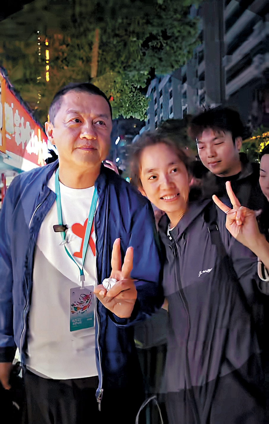 ●李亞鵬與粉絲合影。  香港文匯報記者馮雷  攝