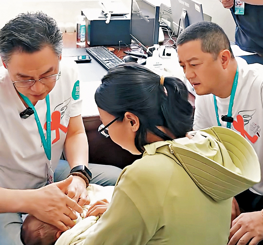 ●李亞鵬在一旁仔細了解患兒情況。 香港文匯報記者馮雷  攝