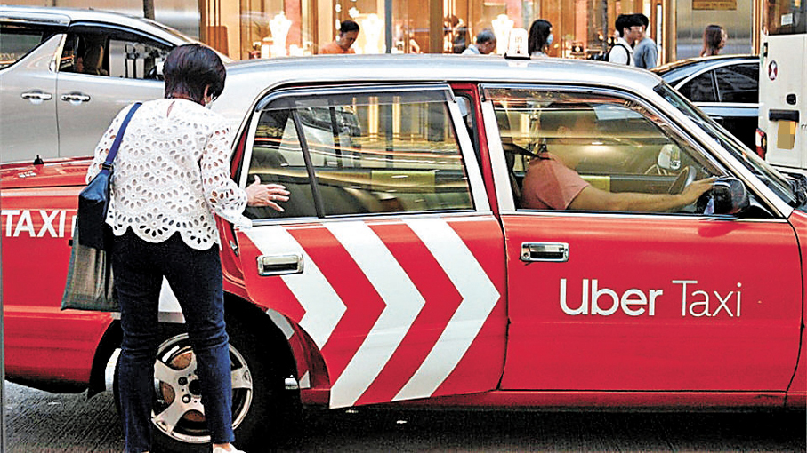●Uber建議網約車許可證優先分配予現有具經驗的司機。圖為市民使用Uber Taxi服務。 資料圖片