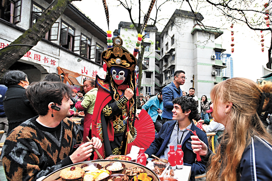 ●早前，耶魯大學Whiffenpoofs合唱團成員在重慶山城巷觀看川劇變臉。 資料圖片