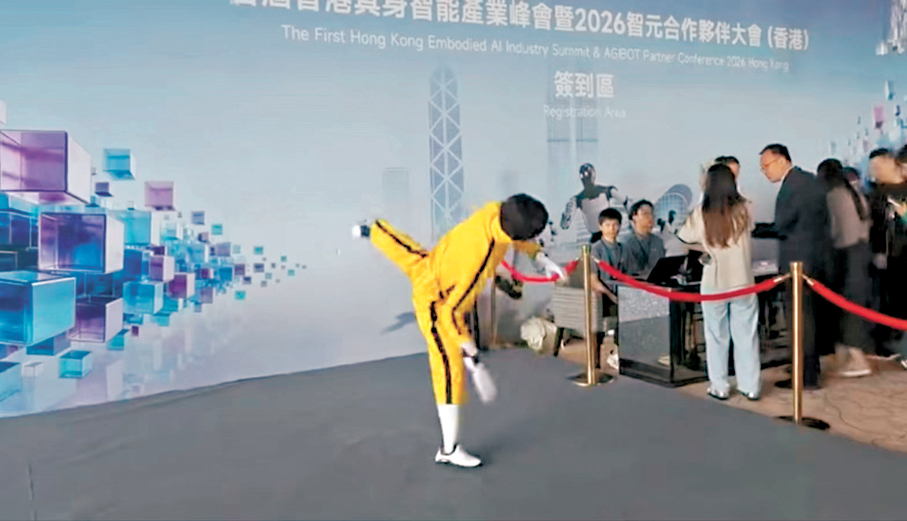 ●遠征A3在舞台上模仿李小龍的招牌動作，凌空飛踢、連續高抬腿，動作乾淨俐落。