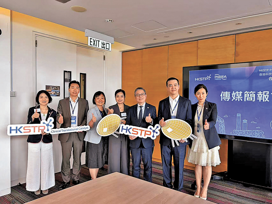 ●香港科技園公司行政總裁黃秉修（右三）、中國藥促會副會長馮嵐（中）與三家已入駐香港科學園的中國藥促會會員企業代表參與傳媒簡報會。 香港文匯報記者孫曉旭  攝