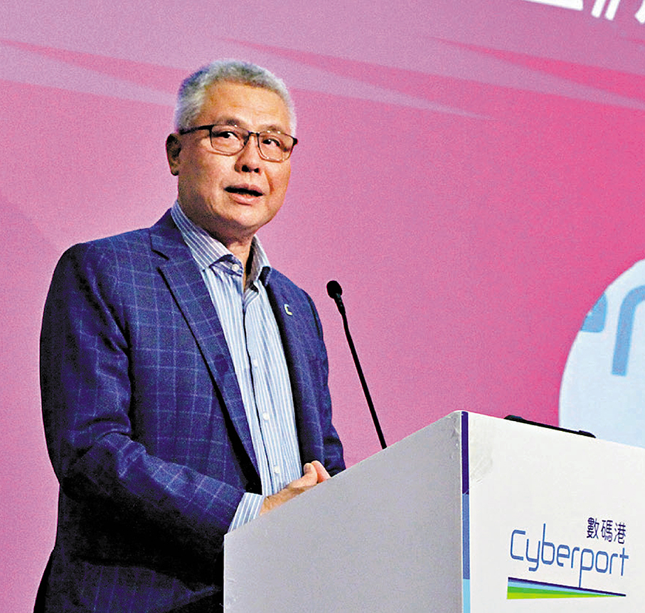 ●數碼港行政總裁鄭松岩表示，數碼港會推動AI在金融、醫療等各行各業的應用落地。香港文匯報記者黃艾力  攝