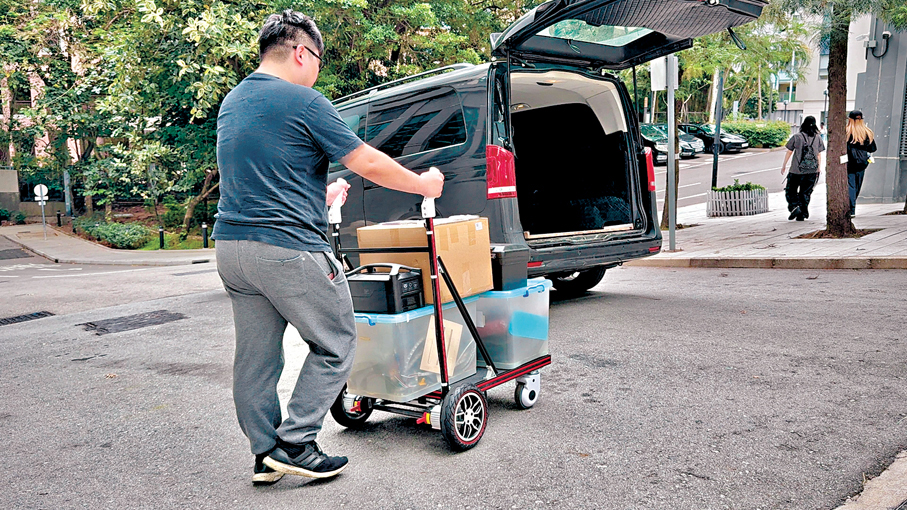 ●嶺大研發AI智能手推車，可把貨物推力負擔大幅降低九成，圖為參與試用的自僱物流從業員嚴先生。嶺大圖片