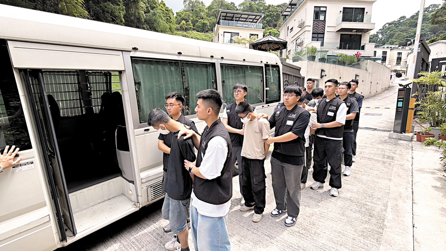 ●涉案裝修黑工被帶走。香港文匯報記者黃宇威  攝