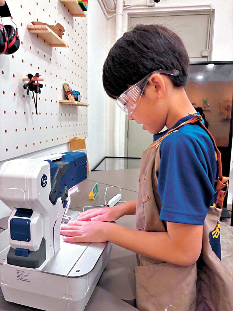 ●學生使用安全創造台。 資料圖片