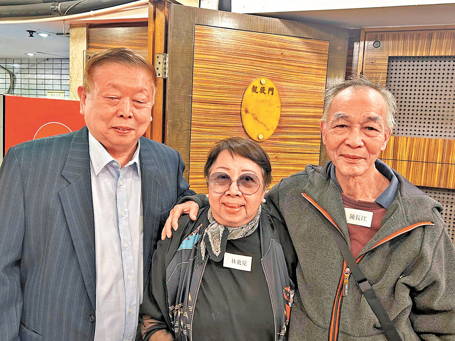 ●我們三個比較談得來，左邊是天明、右邊是長江。 作者供圖