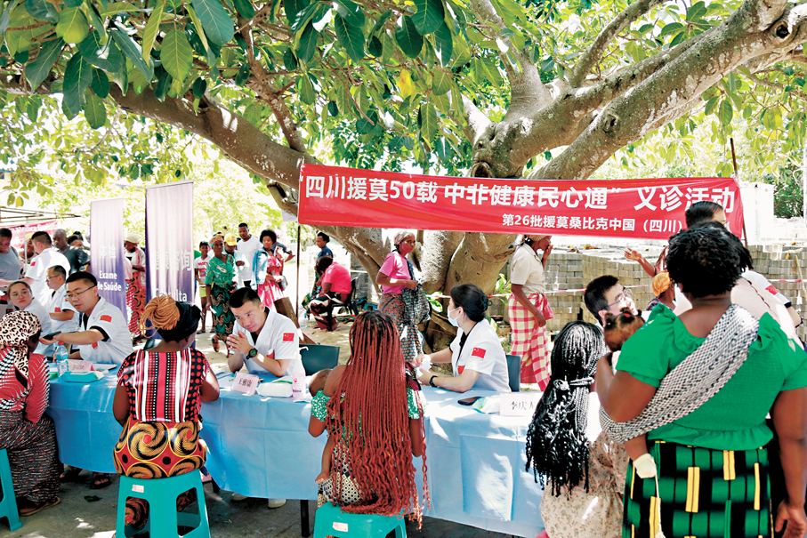 ●早前，第26批中國援莫桑比克醫療隊醫生在莫桑比克的伊尼亞卡島開展義診。 資料圖片