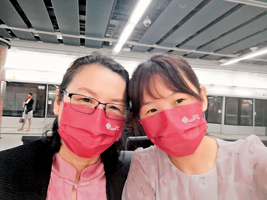 ●王小姐分享工作經歷，指同事們心地善良，熱心助人，所以氛圍很好。受訪者供圖