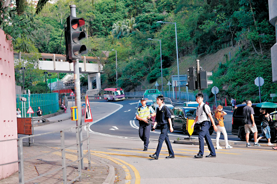 ●現場振華道「長命斜」近彩霞道，不少途人使用斑馬線過馬路。   香港文匯報記者黃宇威  攝