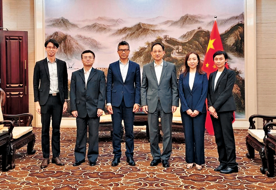●代表團成員拜會中國駐越南大使館公使王群（右三），了解當地社會的最新發展等。  廉署圖片
