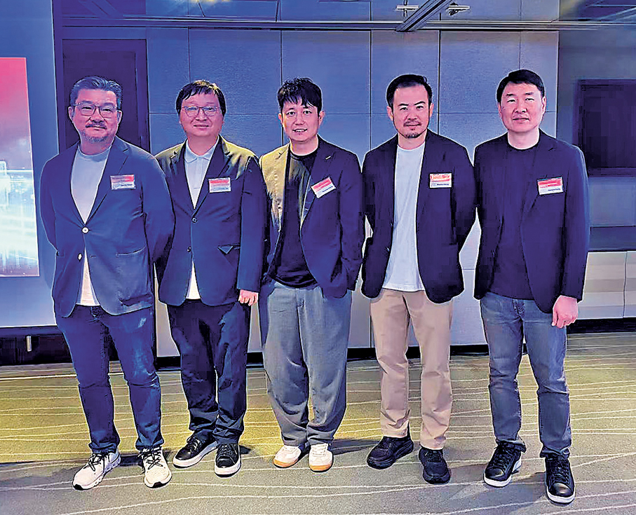 ●創奇思行政總裁錢國強（左一）表示，現時約七成接觸該公司的客戶，均明確希望引入AI協助業務運作。   香港文匯報記者孫曉旭  攝