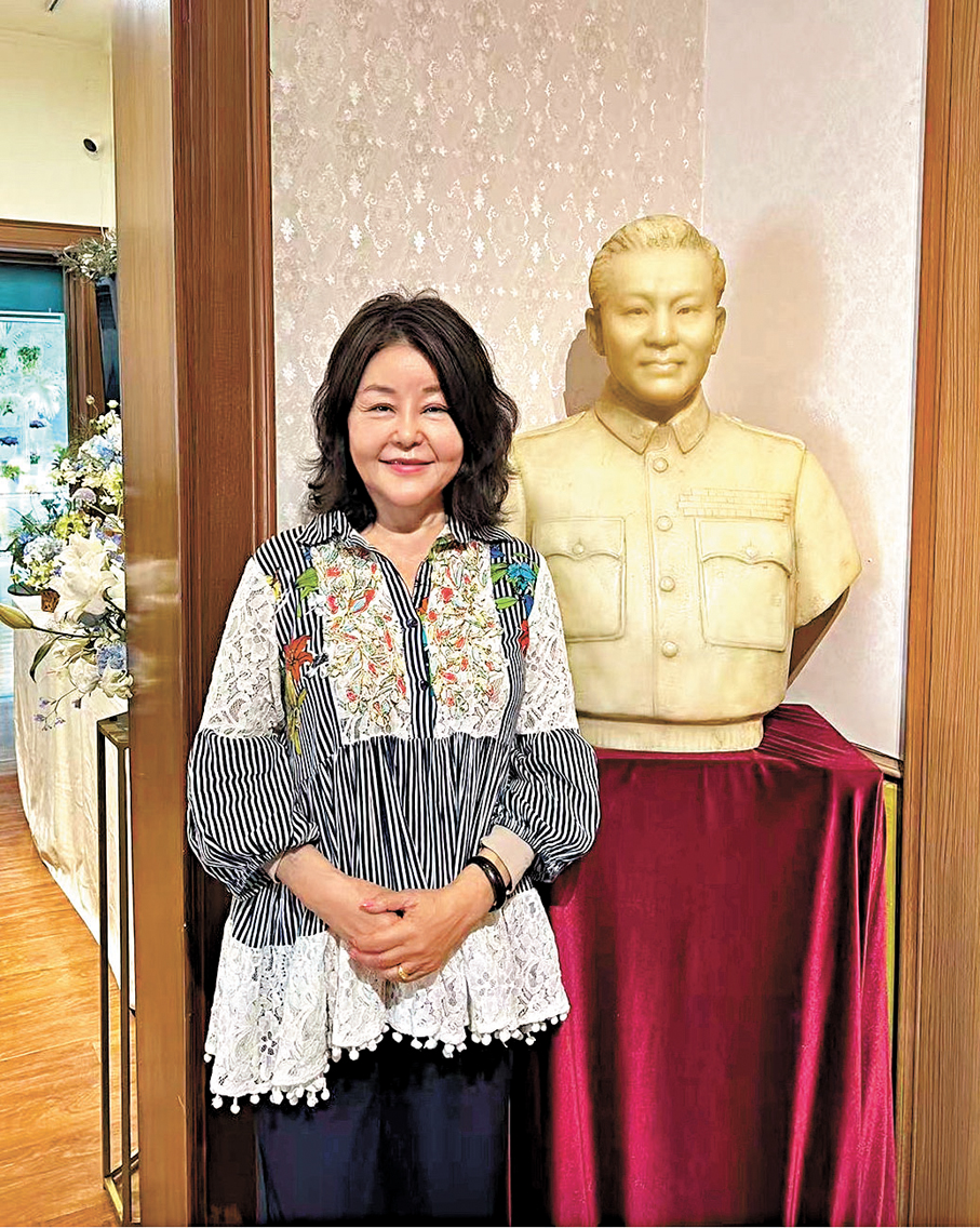 ●昔日的孫立人將軍官邸，今改為陸軍聯誼社，作者站在孫將軍銅像前。 作者供圖