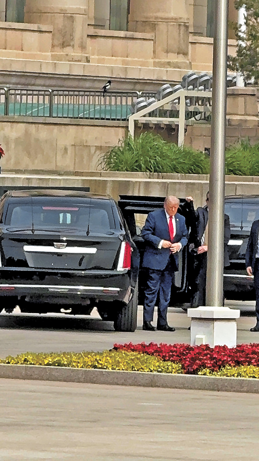 ●5月14日，特朗普乘車抵達歡迎儀式現場。特朗普下車的瞬間，一隻喜鵲飛了過來（紅圈示）。 香港文匯報記者馬靜  攝