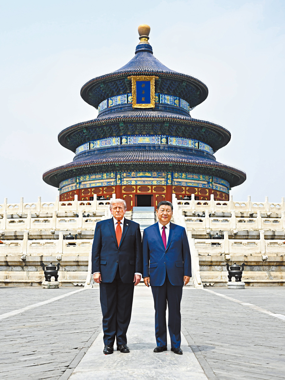 ●5月14日，國家主席習近平同來華進行國事訪問的美國總統特朗普參觀天壇。兩國元首在祈年殿廣場合影。  新華社