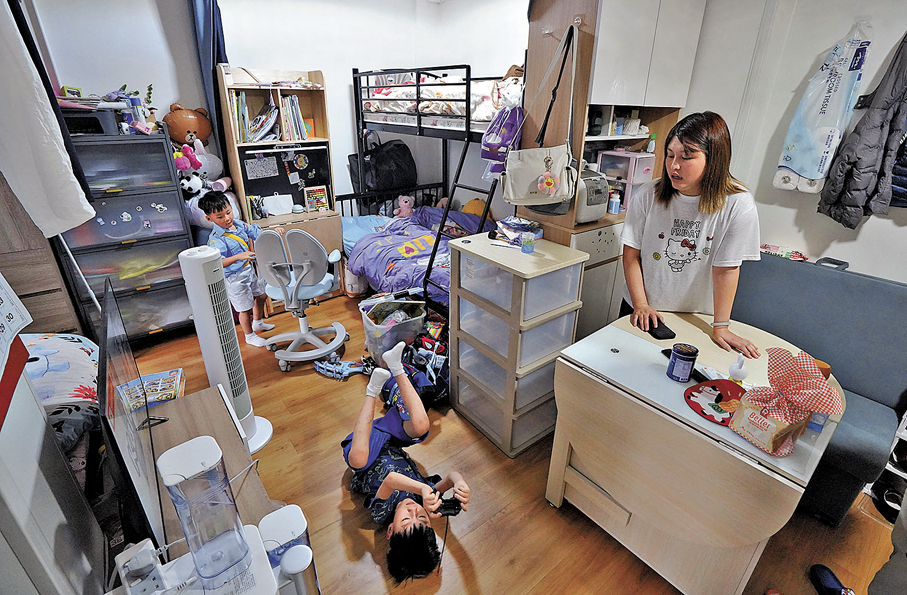●余女士與兩個8歲和4歲的兒子入住屯門青福里簡約公屋。   香港文匯報記者曾興偉  攝