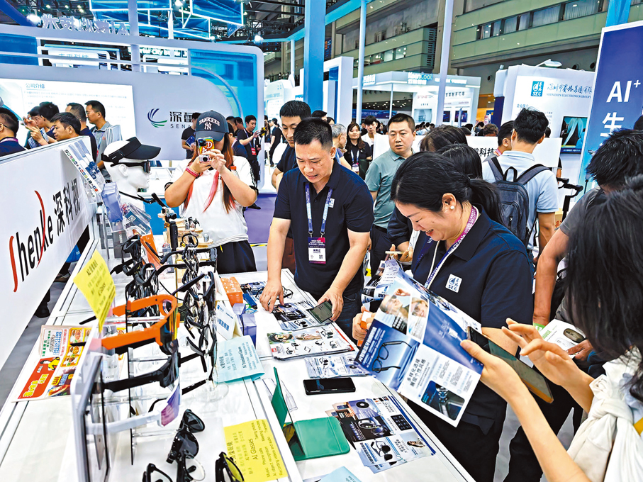 ●AI眼鏡、AI翻譯器在展覽上成為火爆產品。 香港文匯報記者郭若溪  攝