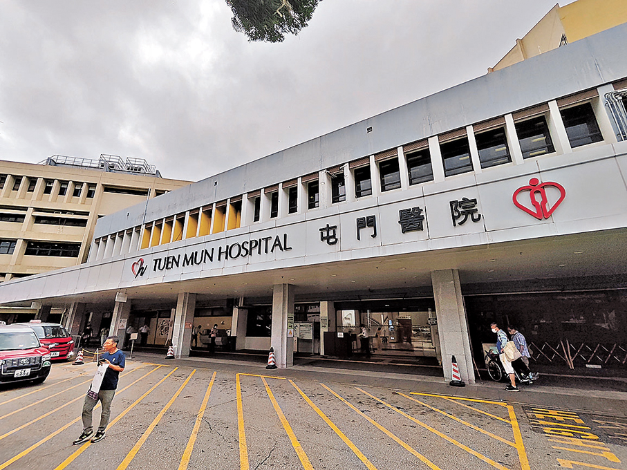 ●一名患有慢阻肺病及高血脂等長期病患的75歲男病人，日前在屯門醫院接受「通波仔」手術期間疑冠狀動脈出現氣泡，隨後心跳減慢及血壓驟降，同日離世。圖為屯門醫院外貌。 資料圖片