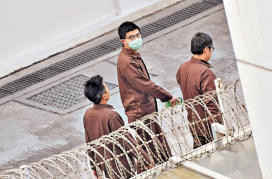 ●現正就「35+串謀顛覆國家政權案」服刑的黃之鋒（中）。 資料圖片