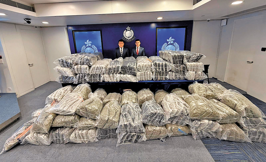 ●警方在行動中檢獲市值近億元的大麻花。 香港文匯報記者黃宇威  攝