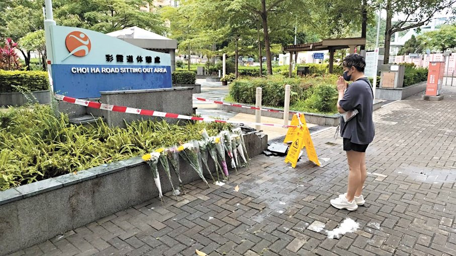 ●有市民昨日前往車禍現場獻花悼念。 香港文匯報記者林兆崙  攝