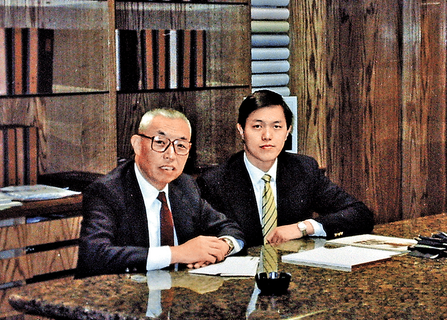 ●1987年，張宗琪（右）與父親張子斌在店內合照。