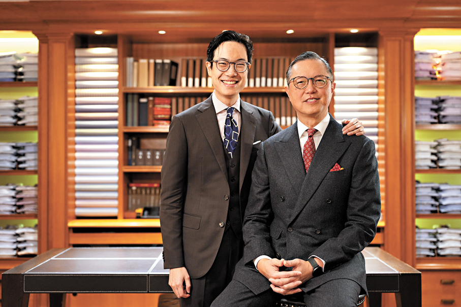 ●張宗琪（右）和兒子張奕庭矢志傳承紅幫裁縫技藝與精神。