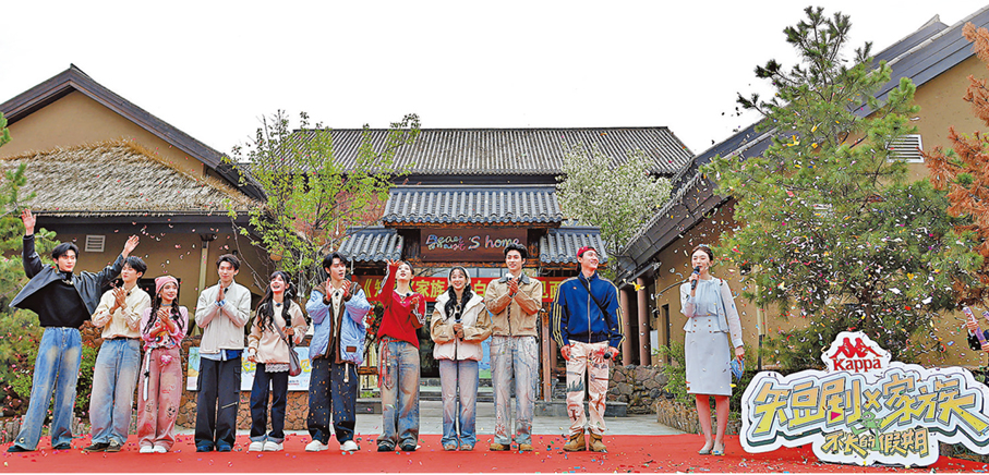 ●《短劇×家族》在長白山舉行見面會。  吉林衛視供圖