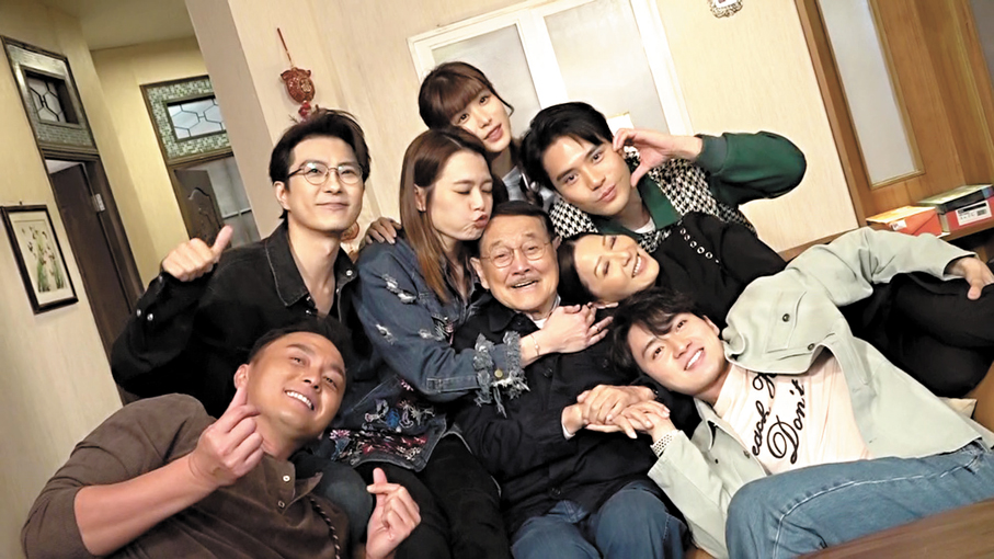 ●眾人一起熊抱丹爺。 TVB供圖