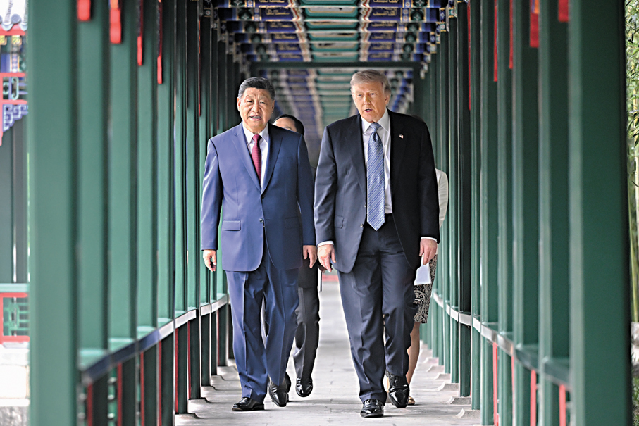 ●5月15日上午，國家主席習近平在中南海同美國總統特朗普舉行小範圍會晤。這是特朗普抵達時，習近平熱情迎接。新華社