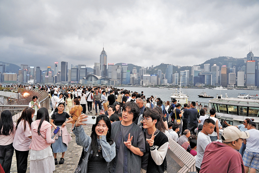 ●尖沙咀近日人流暢旺。 香港文匯報記者曾興偉  攝