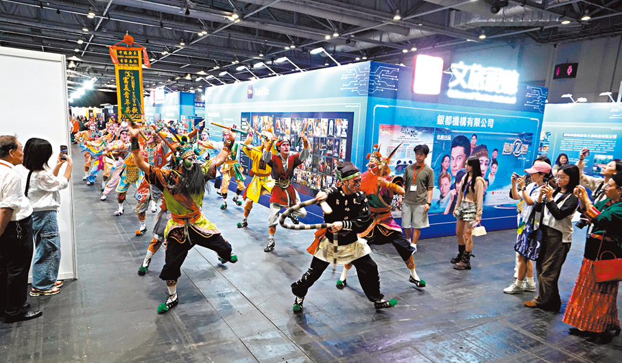 ●第四屆香港文博會文旅視聽展區推演活動開場前，獻上極具潮汕地方特色的英歌舞表演。香港文匯報記者曾興偉  攝