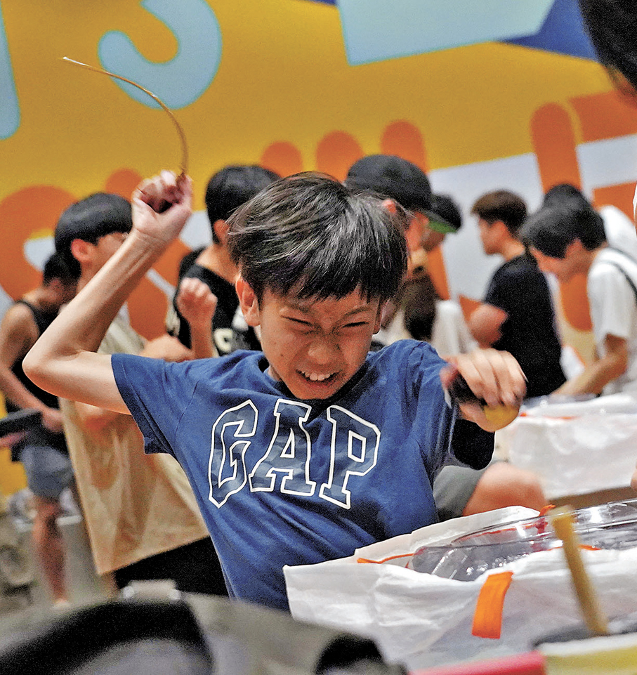 ●少年玩家表情肉緊，誓要不勝無歸。   香港文匯報記者曾興偉  攝