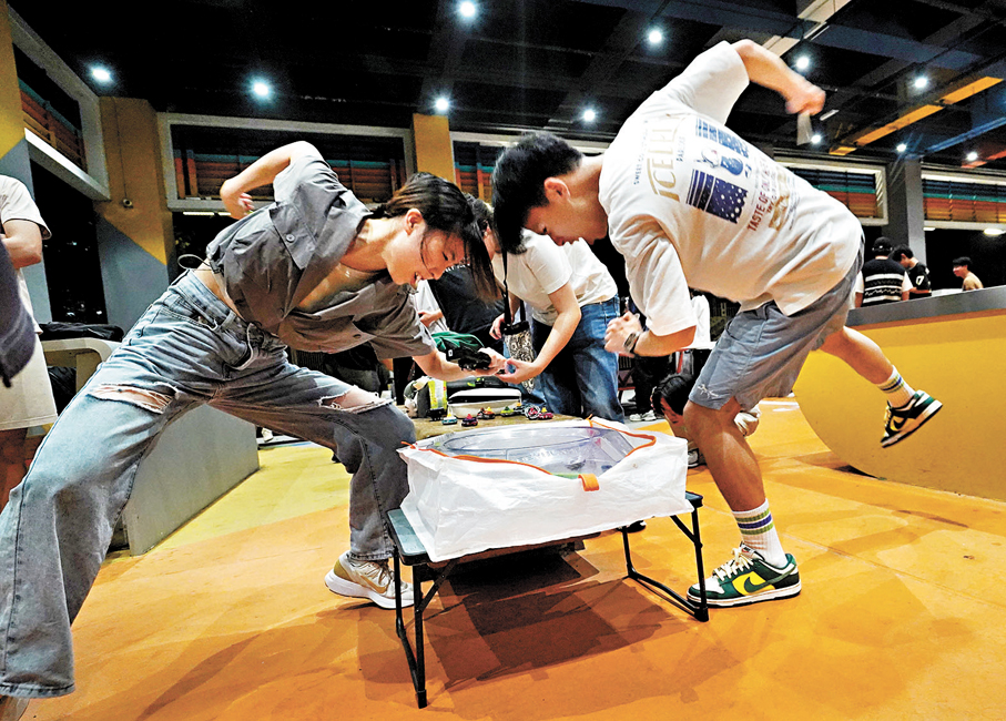 ●玩家正面對決，全神聚焦盤中激鬥。 香港文匯報記者曾興偉  攝