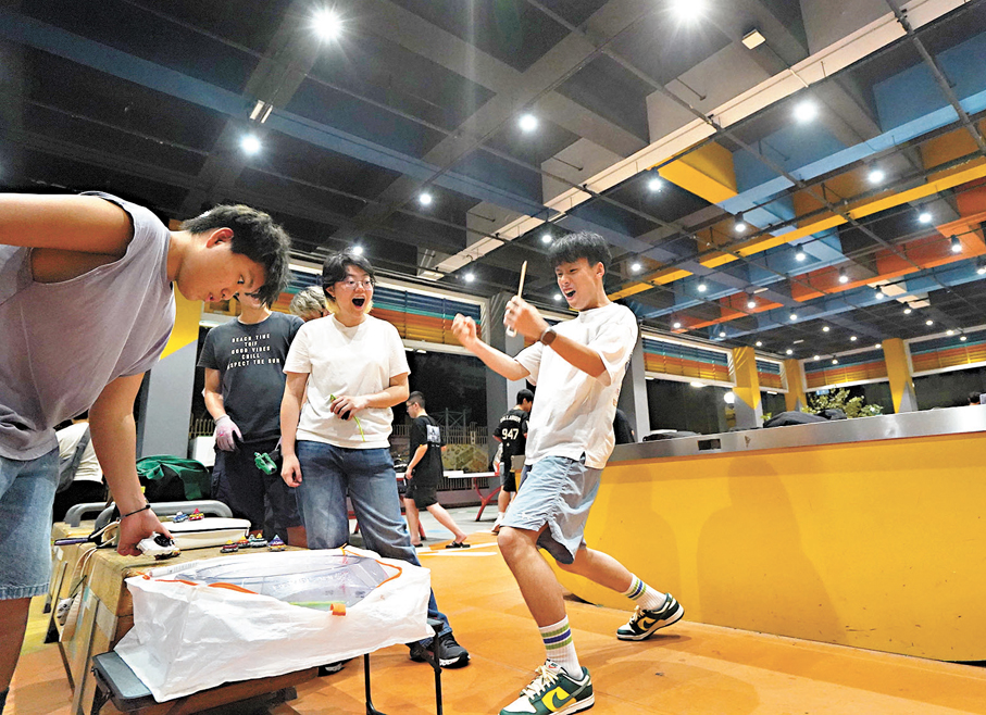 ●玩家在激鬥中突圍而出，盡享勝利喜悅，連帶旁觀者也為之雀躍，落敗者則黯然神傷。 香港文匯報記者曾興偉  攝