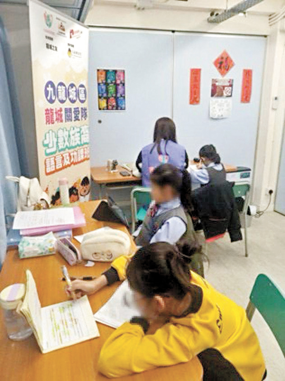 ●龍城關愛隊開辦少數族裔功課班，為少數族裔學童提供功課輔導。作者供圖