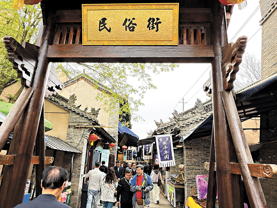 ●袁家村民俗街遊客絡繹不絕。