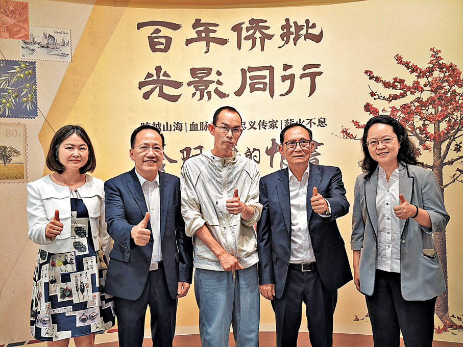 ●藍鴻春（中）前日現身廣州華僑博物館影視專題展。 香港文匯報記者胡若璋  攝