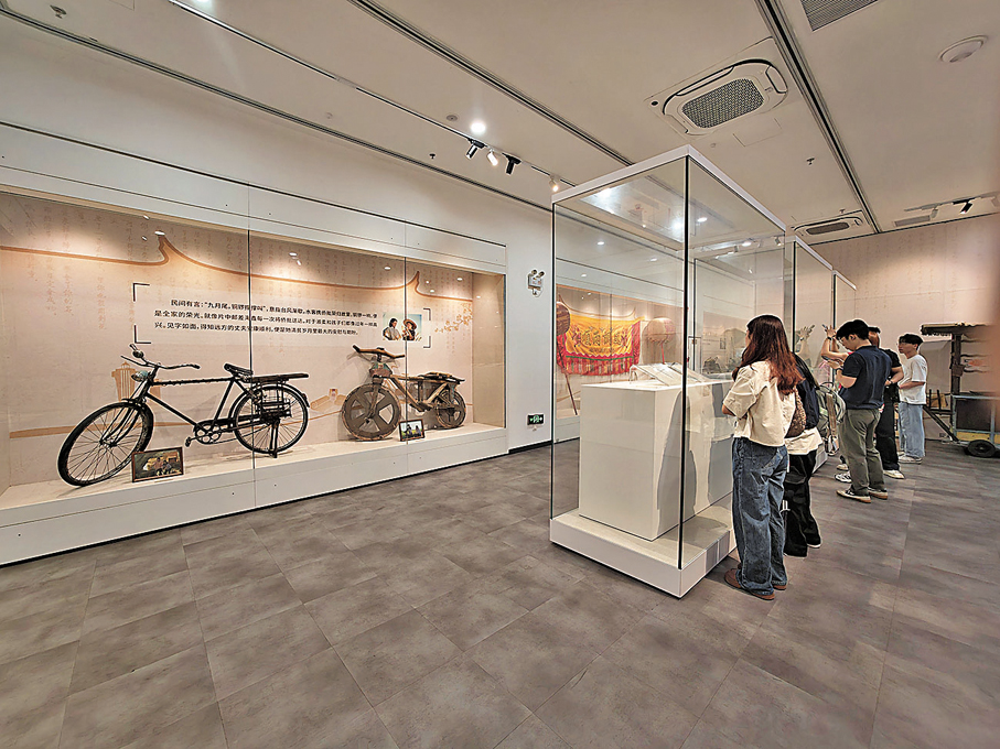 ●道具展展示戲中的木單車。   香港文匯報記者胡若璋  攝