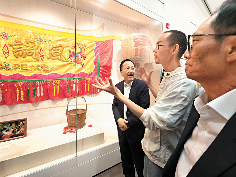 ●藍鴻春觀展解說。   香港文匯報記者胡若璋  攝