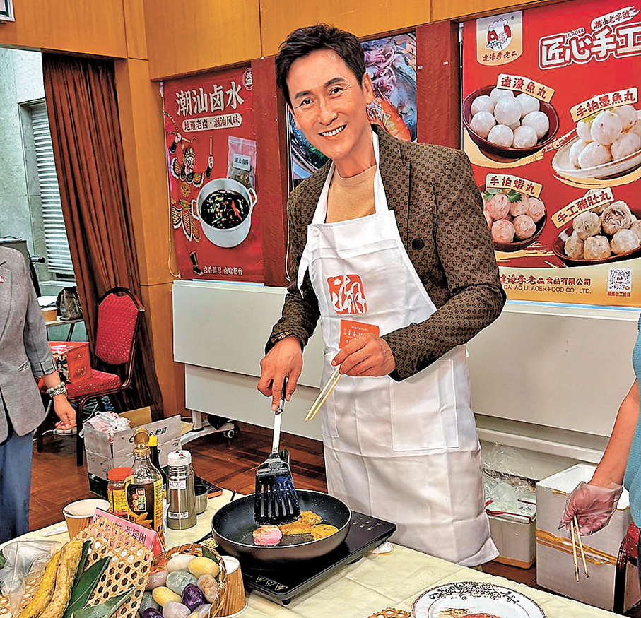 ●馬德鐘示範煎紅桃粿。  香港文匯報記者阿祖  攝